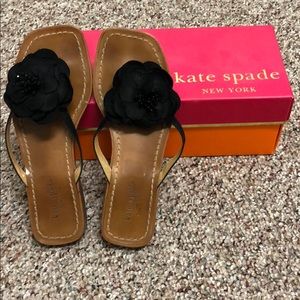Beautiful Kate Spade black flower flipflops Size 6